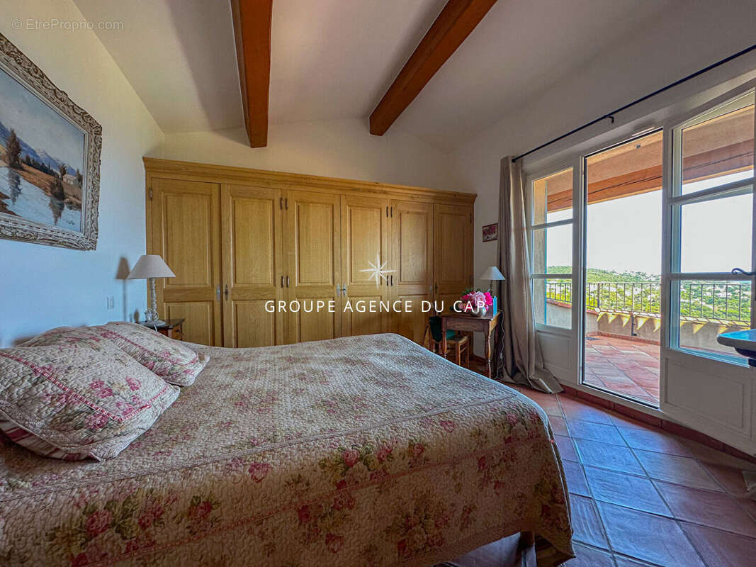 À vendre magnifique villa de type provençal aux issambres 180m2 vue mer sur le golfe de st tropez - photo 9