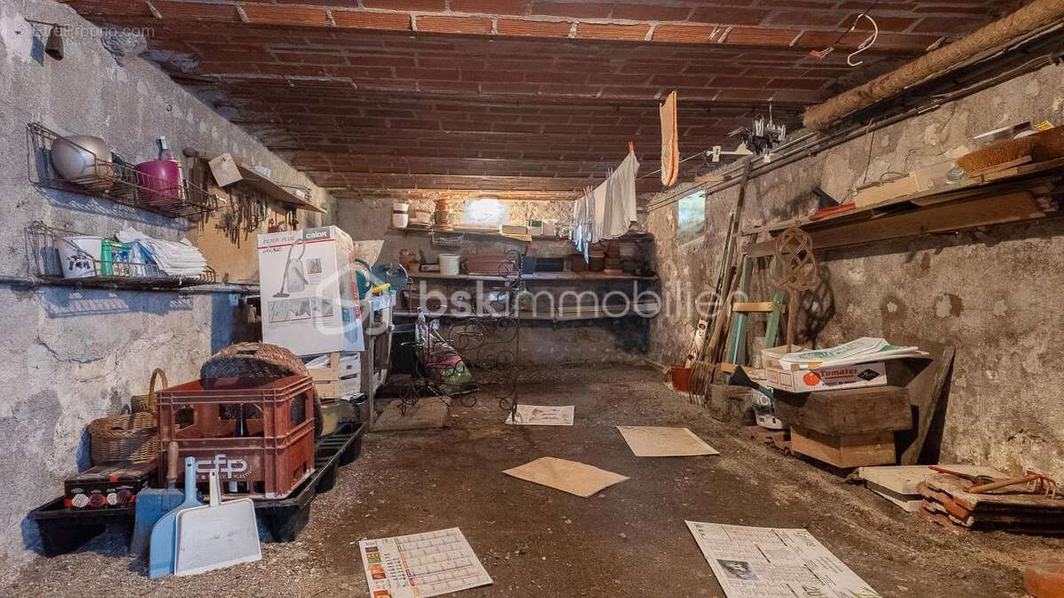 Charmante maison de caractère avec son agréable terrain, sa grande cave (et chaufferie) dans un quartier prisé et recherché de l - photo 20