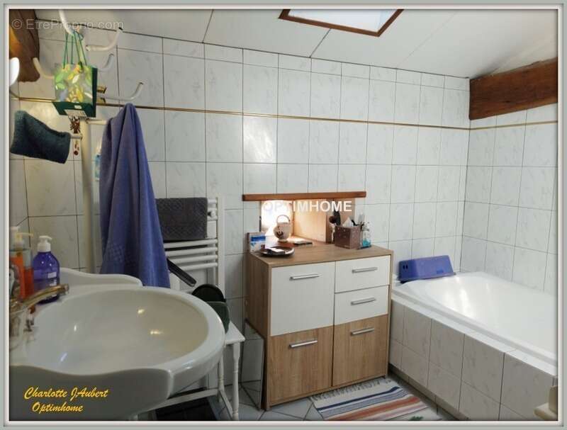 Maison à MONTMOREAU-SAINT-CYBARD