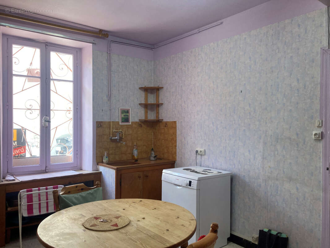 dans village vivant, charmante maison en bon état avec jardin, atelier, et garage. - photo 11