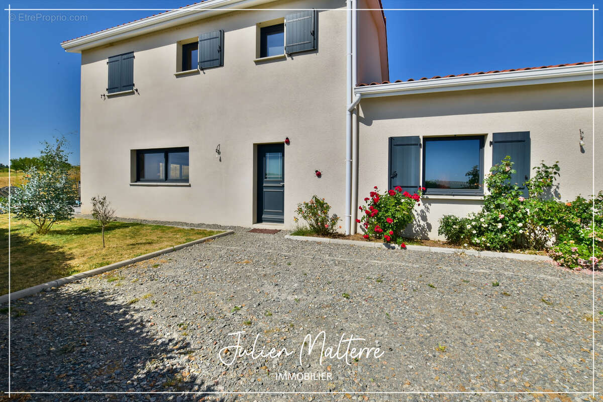 Maison récente de 170 m² sur 2100 m² de terrain préservés, 7 pièces, 5 chambres dont dressing, garage de 85 m² à MAROLS (42) - photo 39