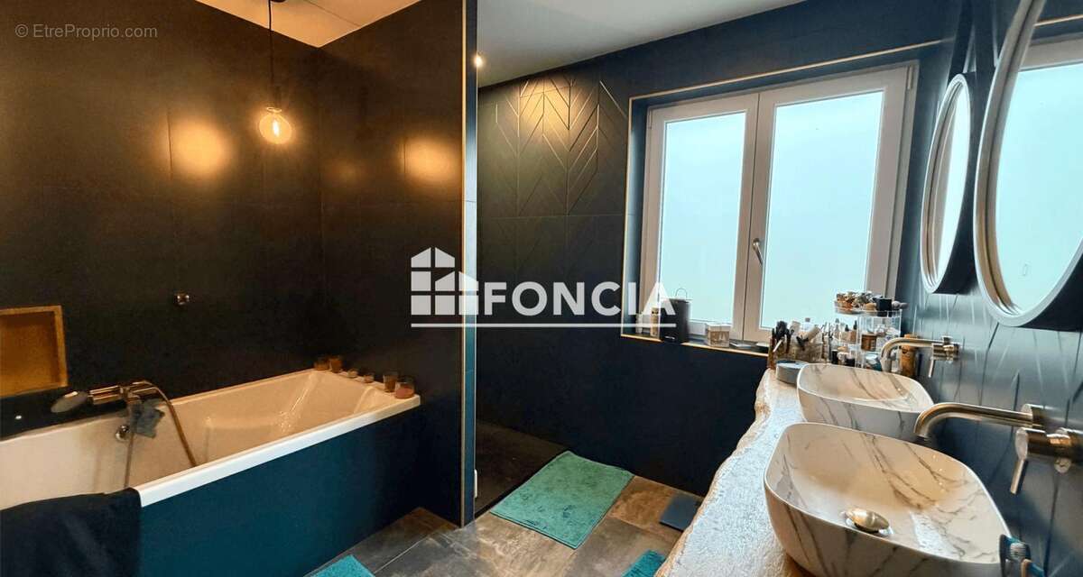 Proche Faulquemont et Saint Avold, belle maison de 160 M2 rénovée avec goût et offrant de belles prestations sur un terrain de 1 - photo 4
