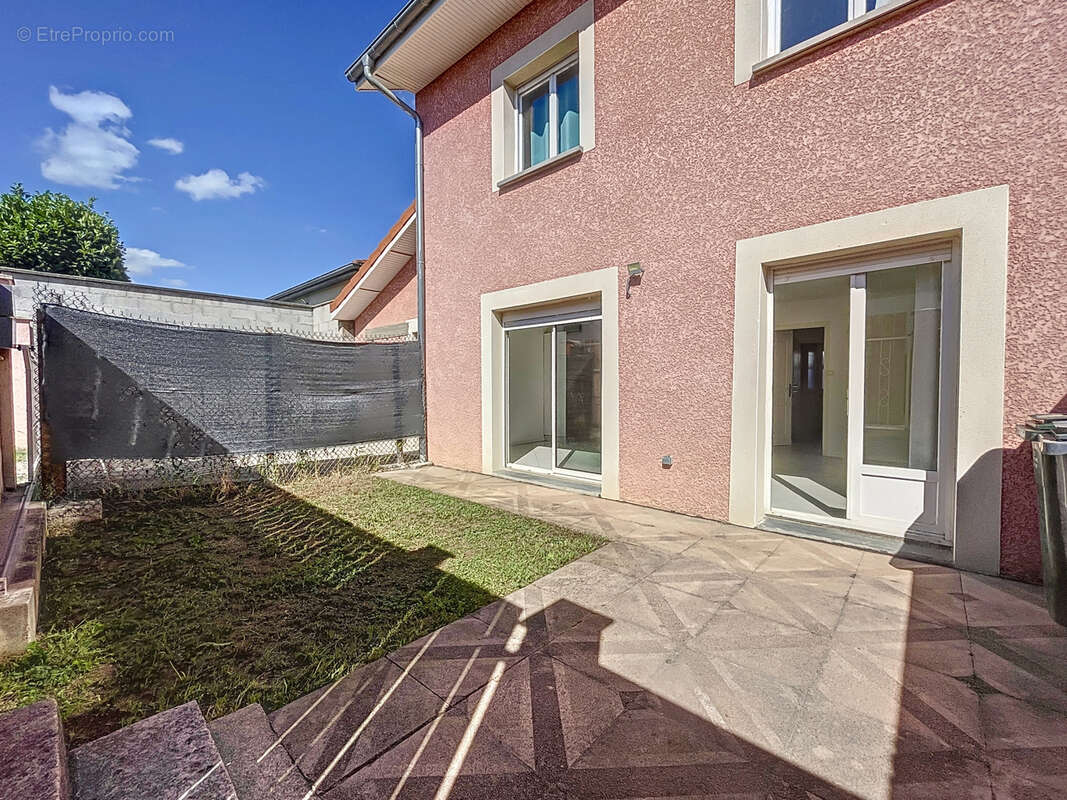 Appartement à SAINT-GENIS-LAVAL