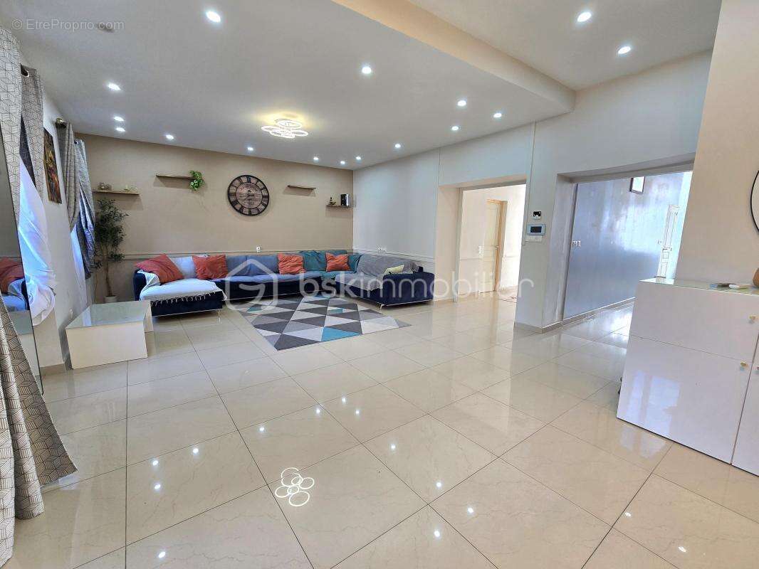 Maison de 232 m² avec dépendances, jardin clos et volumes rares – Randan (63) - photo 4