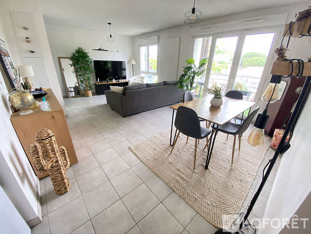 Appartement à SAINT-JEAN-D'ILLAC
