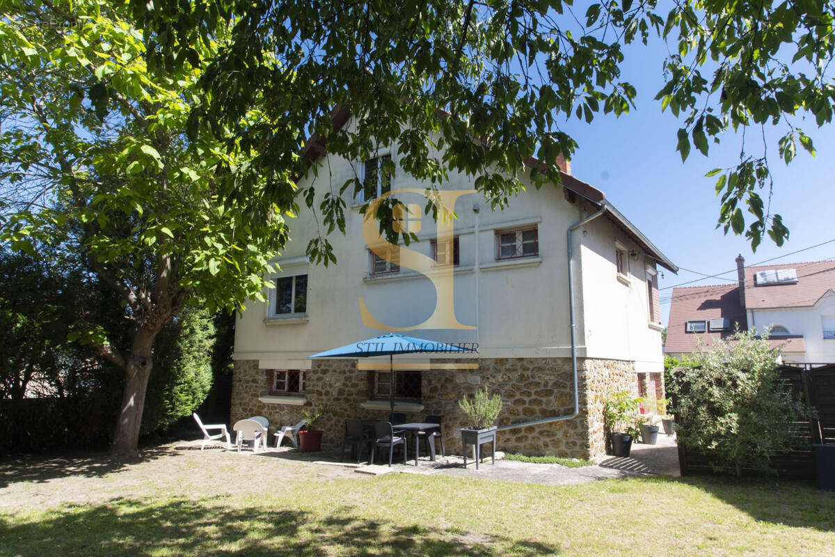 Maison à SAINTE-GENEVIEVE-DES-BOIS