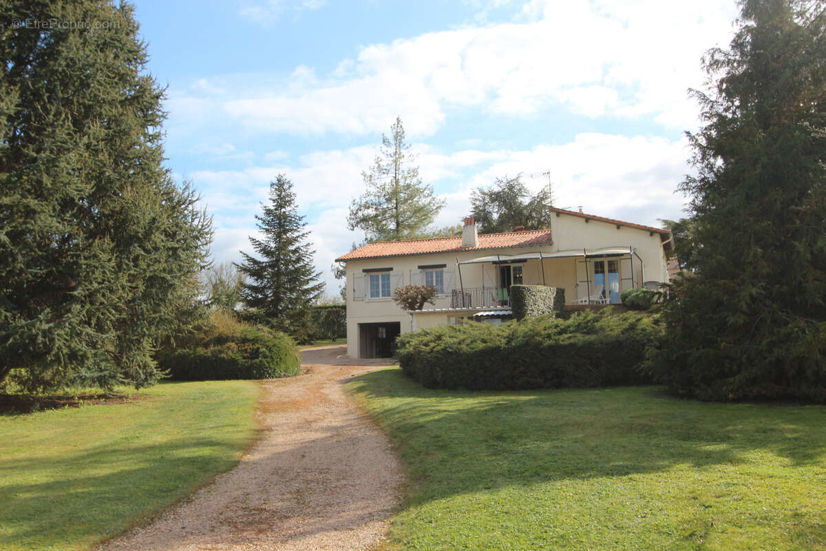 Saint gelais - maison de 120 m2 habitable 3 ch grand terrain et dependances - photo 9