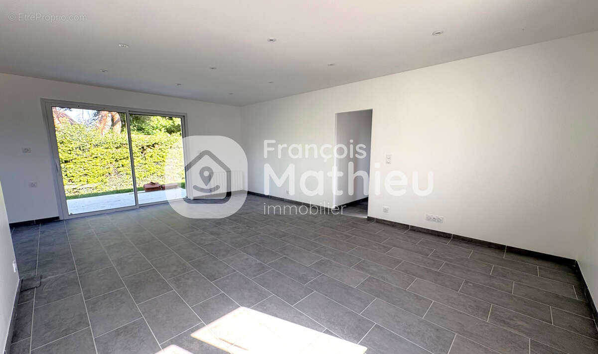 Saint-André-le-Bouchoux - Maison neuve de plain-pied sur 503 m2 de terrain - photo 5