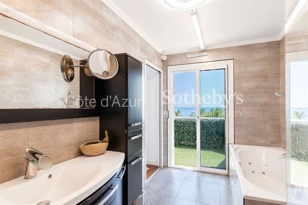 Appartement à SAINT-LAURENT-DU-VAR