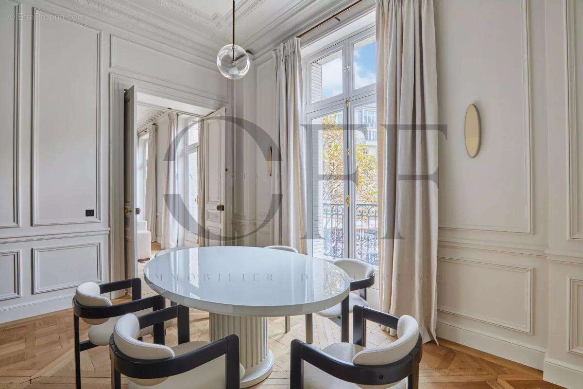 Appartement à PARIS-8E