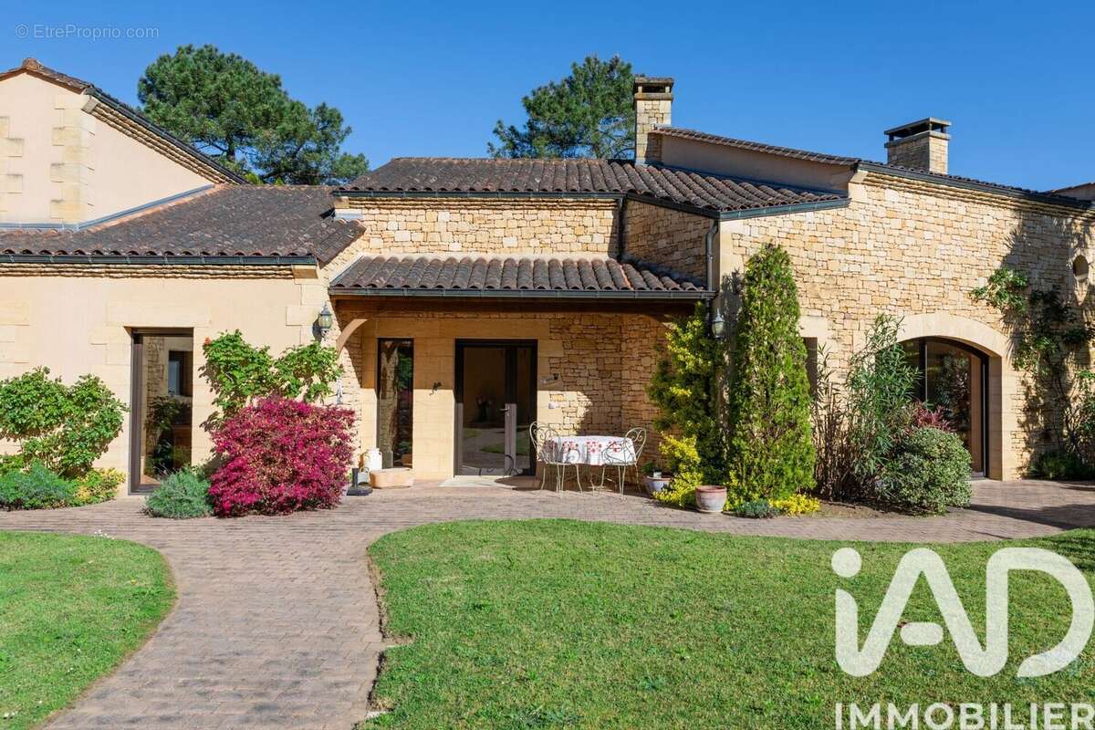 Maison 275 m² à Marcillac-Saint-Quentin  - photo 4