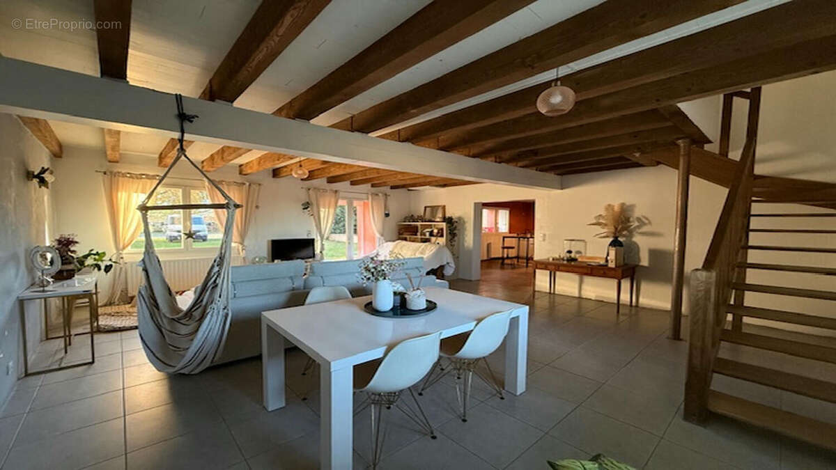 Propriété en pleine nature, avec 10 hectares, piscine et dépendances. - photo 11