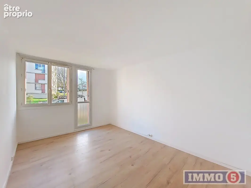 Appartement - 74.75 m² - 5 pièces - photo 2