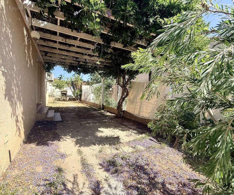 Vente villa plain pied 3 faces de type  et garage, 66300 Trouillas. - photo 9