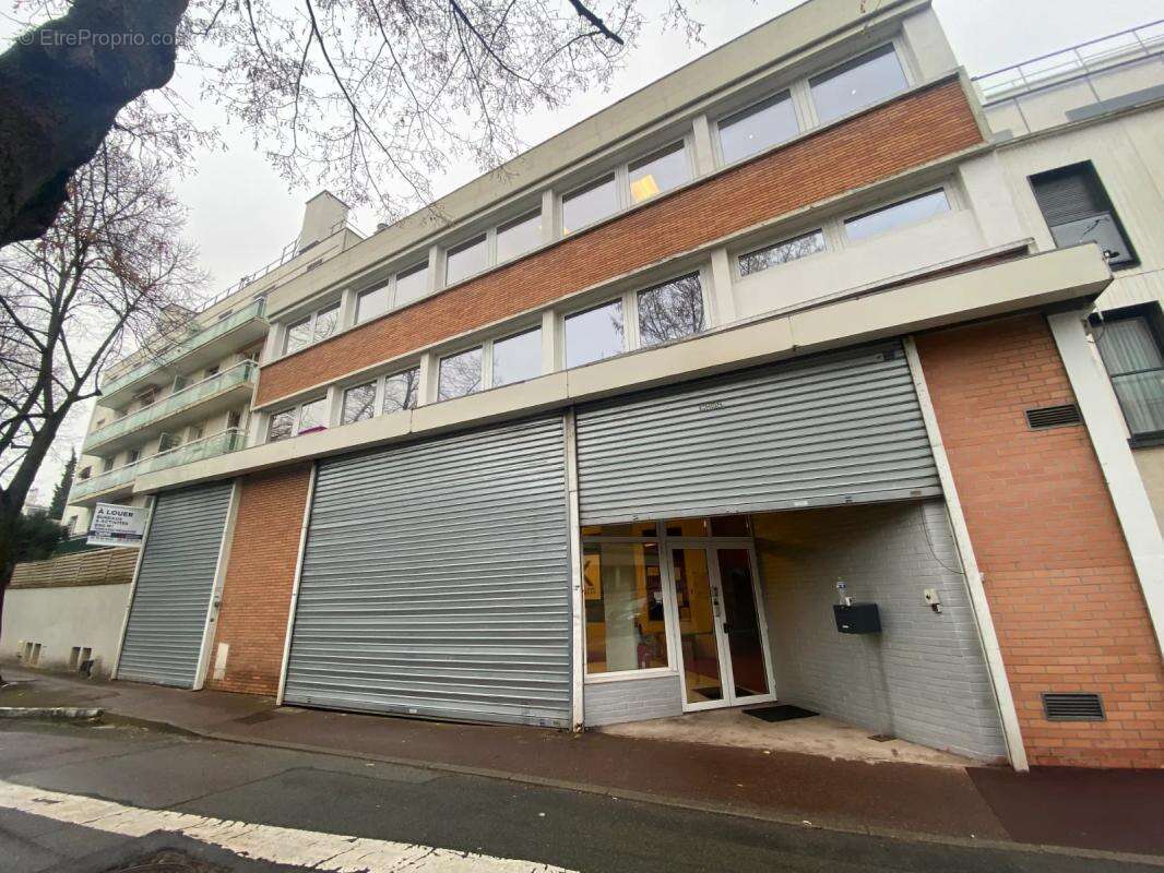 Immeuble indépendant RDC+2 niveaux à Louer 900m² avec 4mètres de Hauteur sous plafond à Saint Cloud. Terrasse privative, climati - photo 7