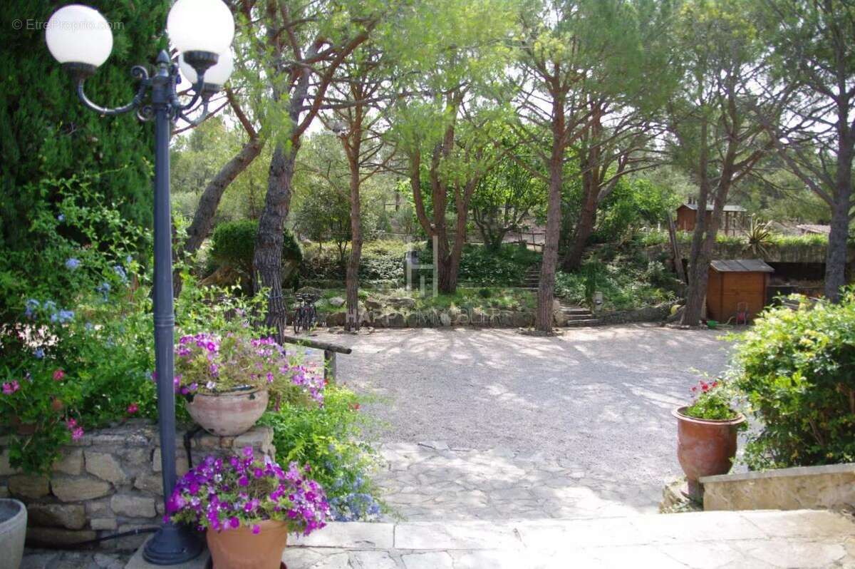 Maison à FONTVIEILLE