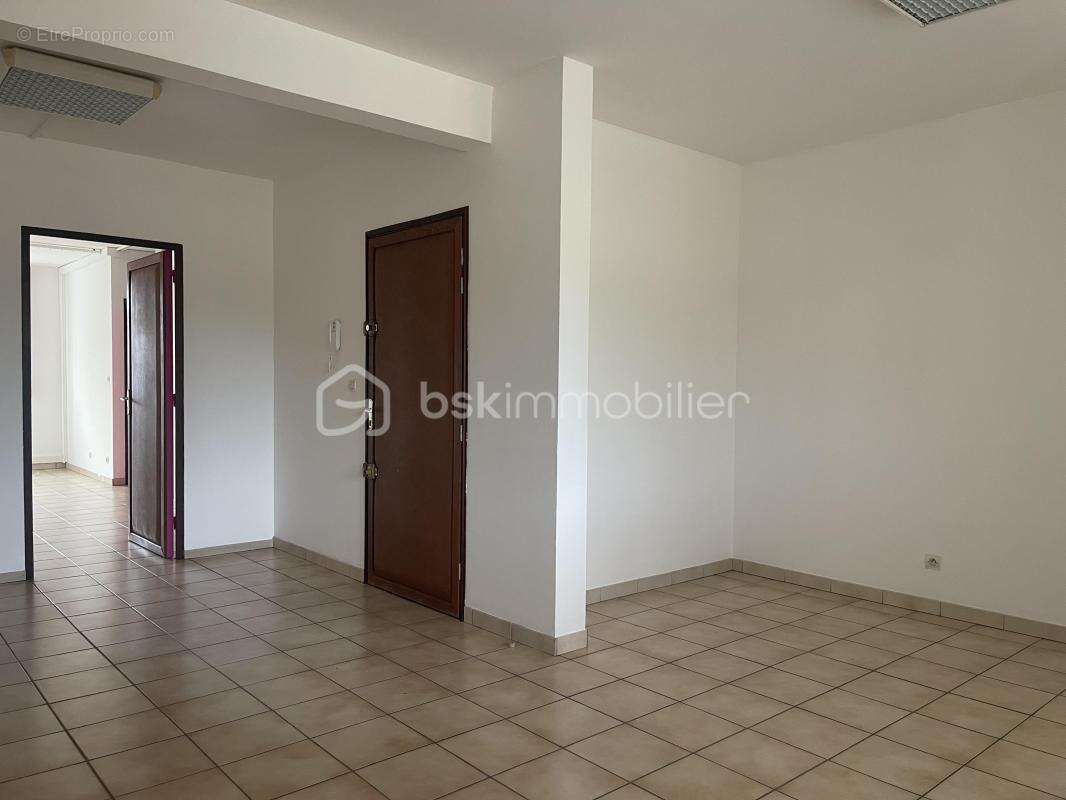 97300 – cayenne centre-ville – immeuble mixte 510 m² – 5 logements loués – locaux professionnels – ascenseur privatif – 4 statio - photo 7