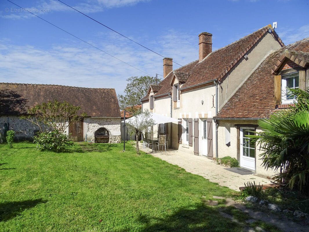Maison à LA CHAPELLE-MONTMARTIN
