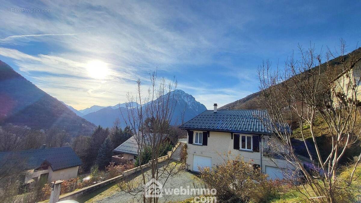 Elle est en position dominante... - Maison à ALLEMOND