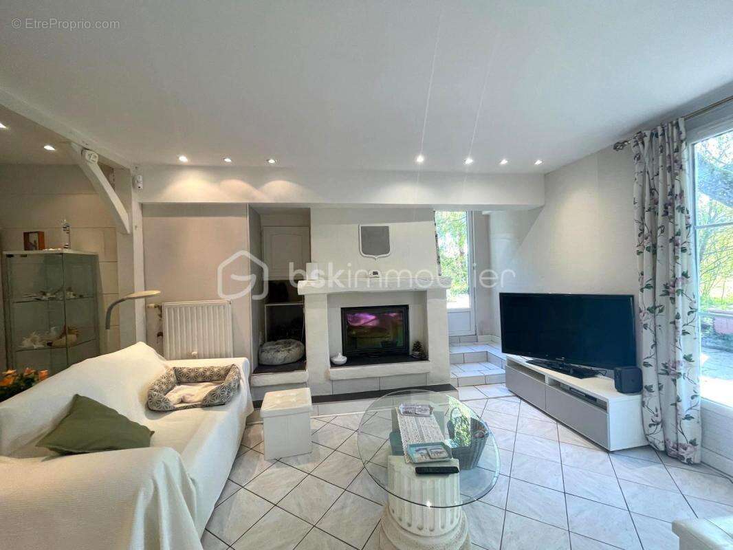 Maison de 164 m² avec piscine - CHEILLE - photo 6