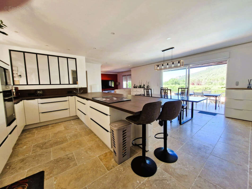 Maison à BAGNOLS-EN-FORET