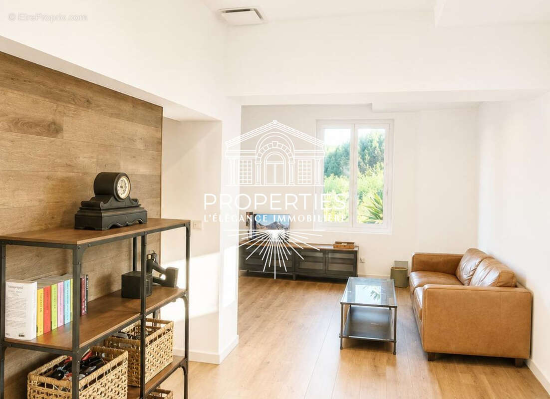 Bormes - maison renovee de 131 m² - divisee en deux appartements - photo 3