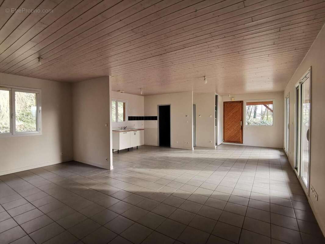   - Maison à UCEL
