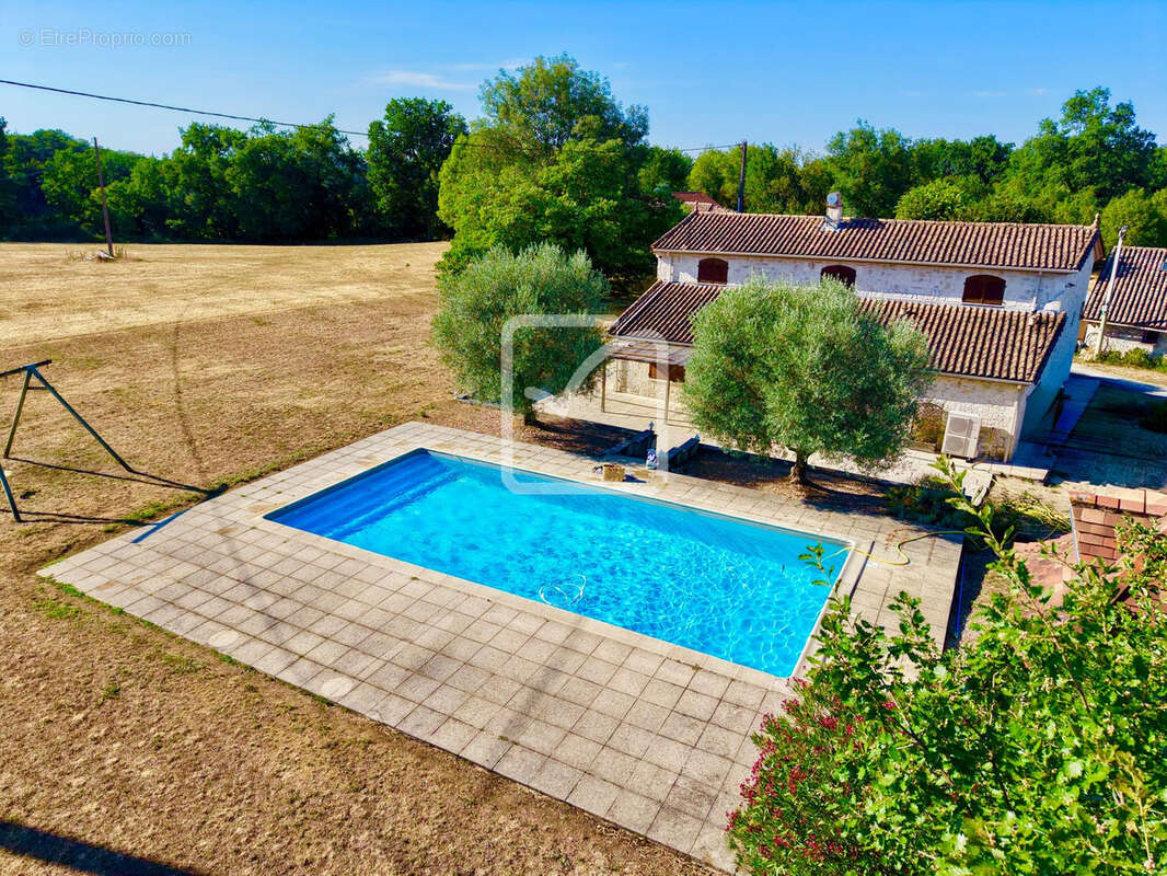 Maison de caractère  d'environ 169 m2 avec piscine - photo 3