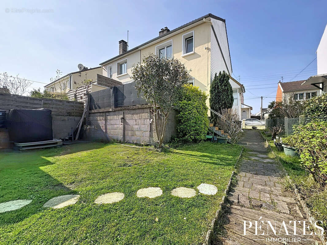 Maison à SAINT-ETIENNE-DU-ROUVRAY