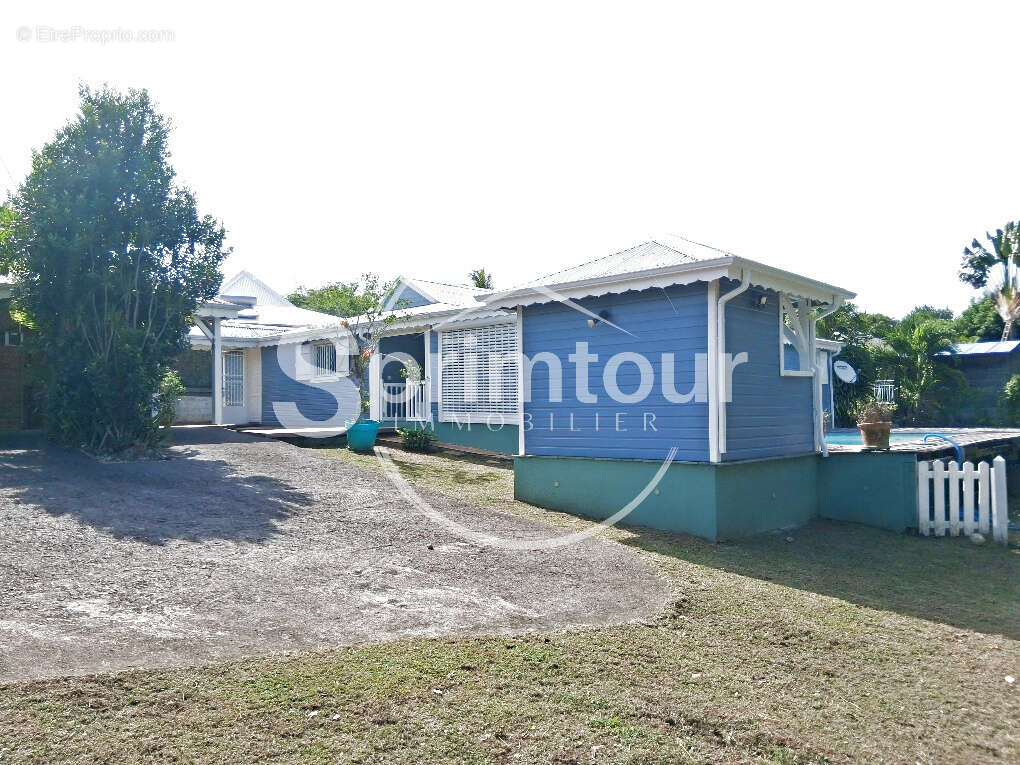 - BAIE-MAHAULT   secteur de Plaisance -belle villa en bois T4 avec piscine - photo 10
