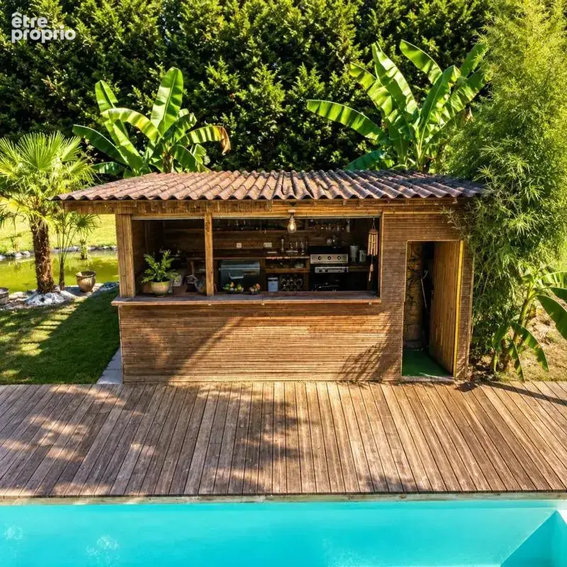 Et si votre prochain coup de cœur se trouvait ici ? Entre piscine, jacuzzi, espaces de réception et environnement boisé, cette p - photo 4