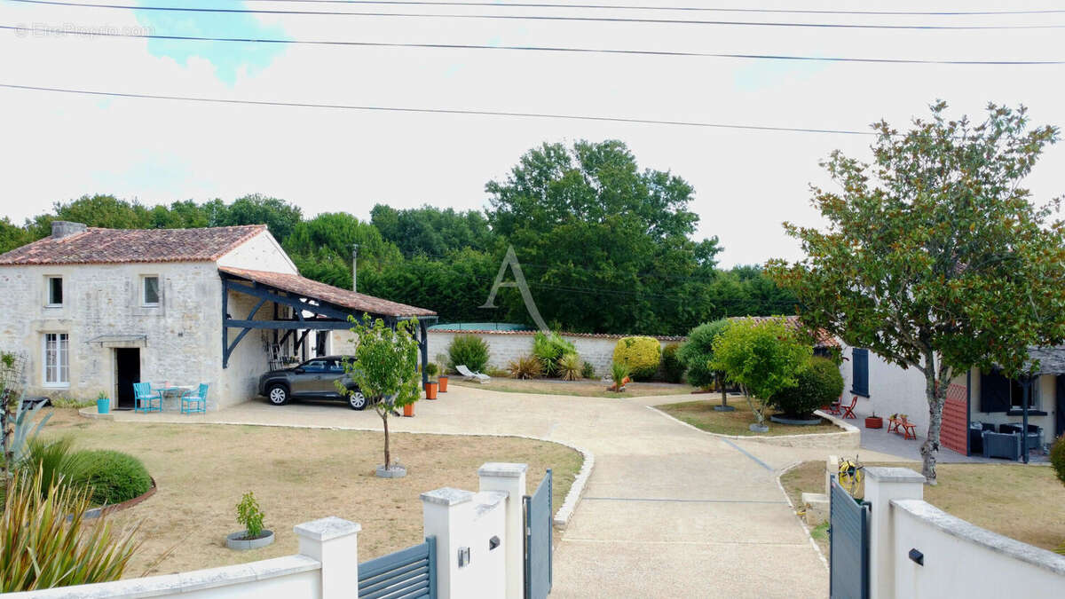 Ensemble immobilier composé de deux maisons sur terrain clos. - photo 2