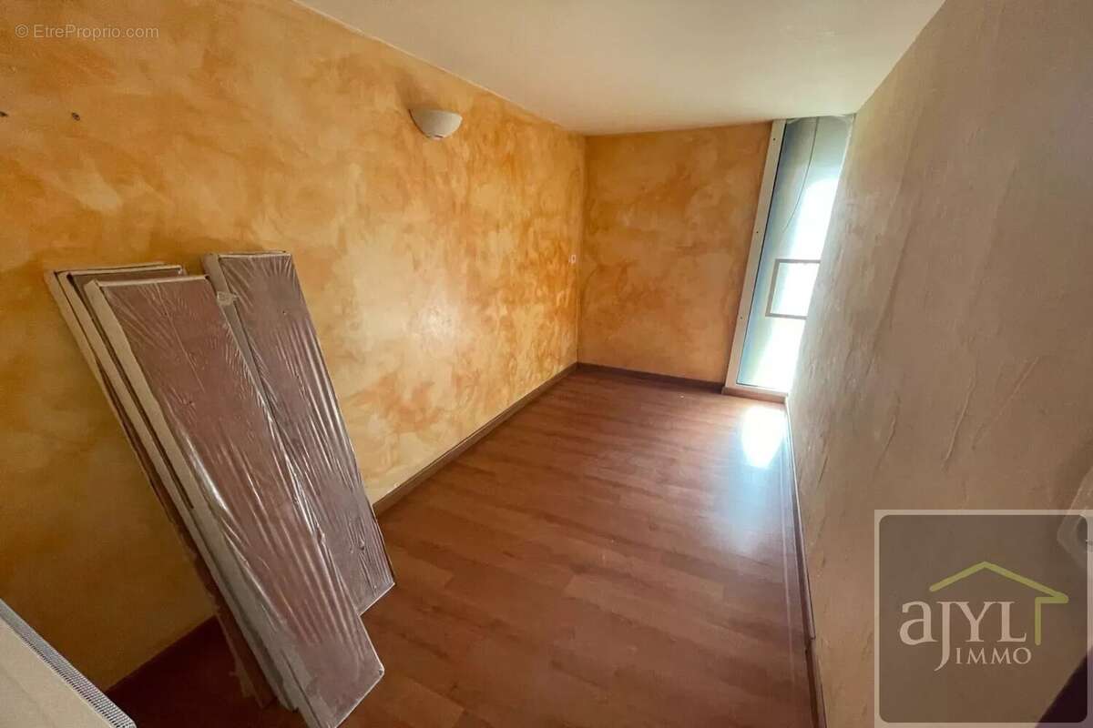 Commerce à LA ROQUE-D&#039;ANTHERON