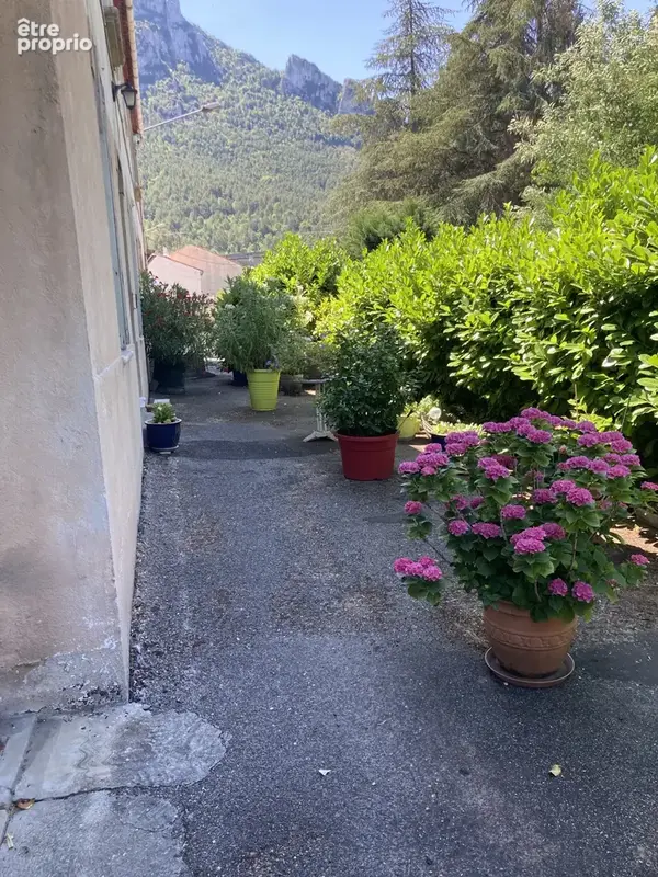 Propriété exceptionnelle en bord de rivière avec 3 appartements, grands garages et magnifique jardin à Axat - photo 37