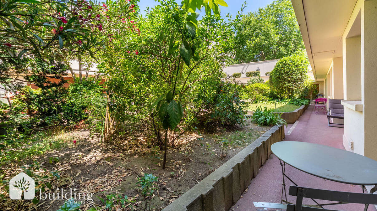 A vendre - Paris 15e Charles Michels - Grand studio de 38,35 m² avec vue sur jardin - photo 5