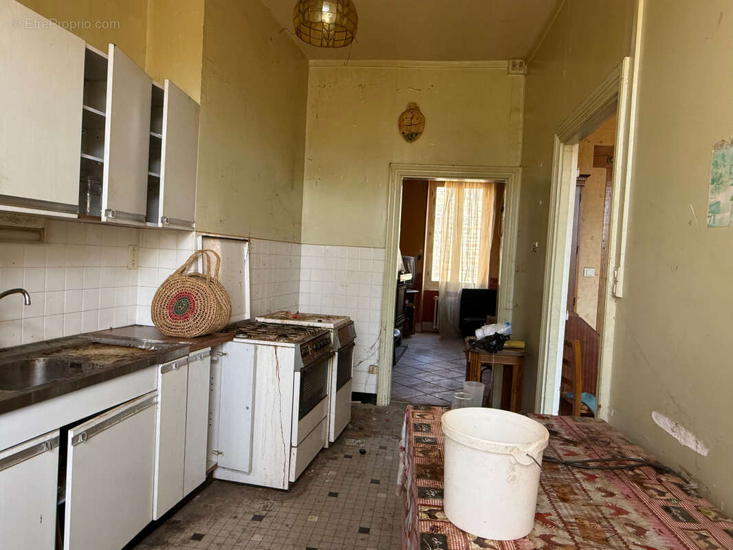 Auv 1227 : Maison de bourg à rénover, jardin, garages et grange - photo 49