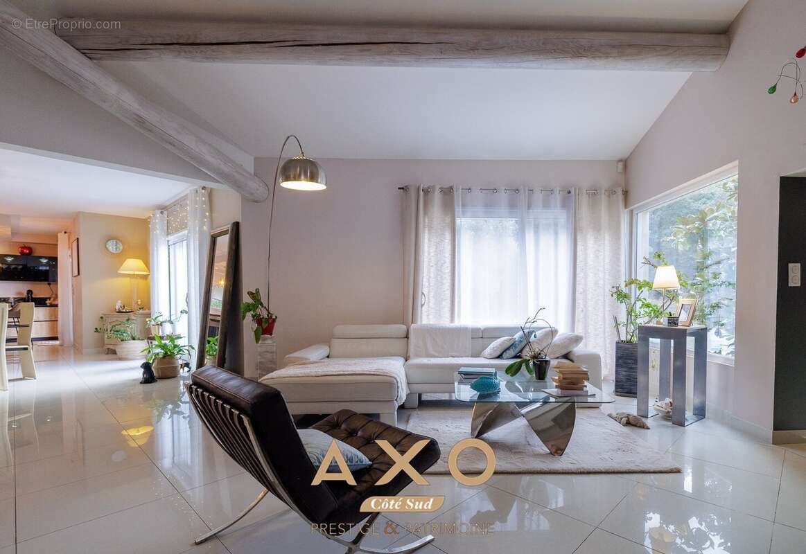 Maison à SIMIANE-COLLONGUE