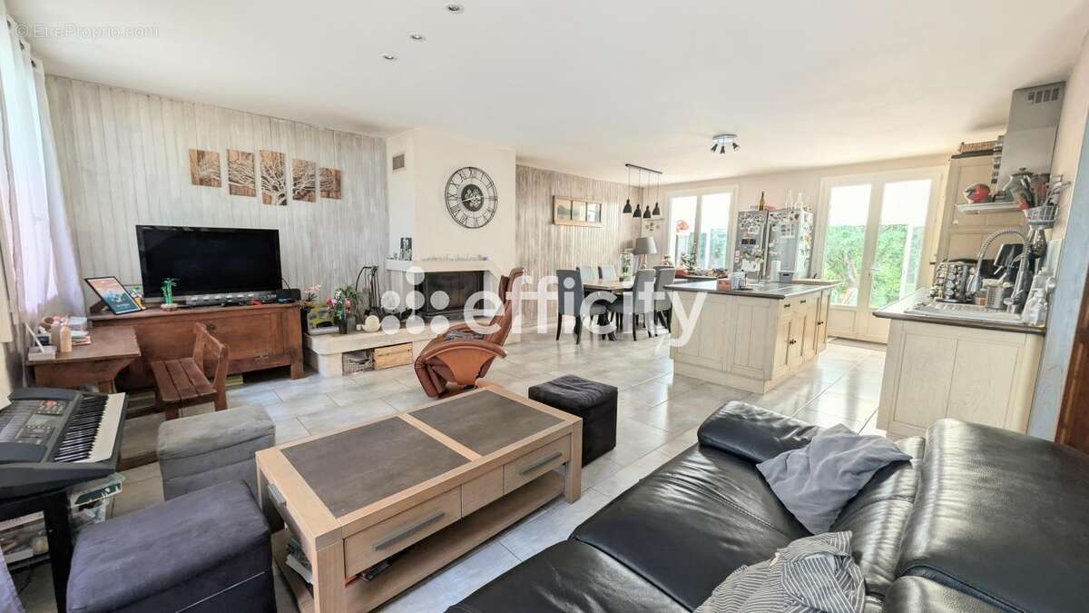 Maison 180 m² à Rochecorbon  - photo 2