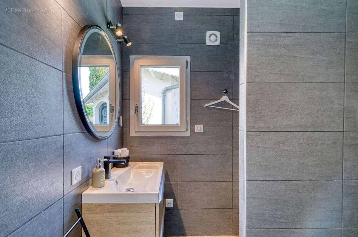 Maison à SAINT-GENIS-LES-OLLIERES