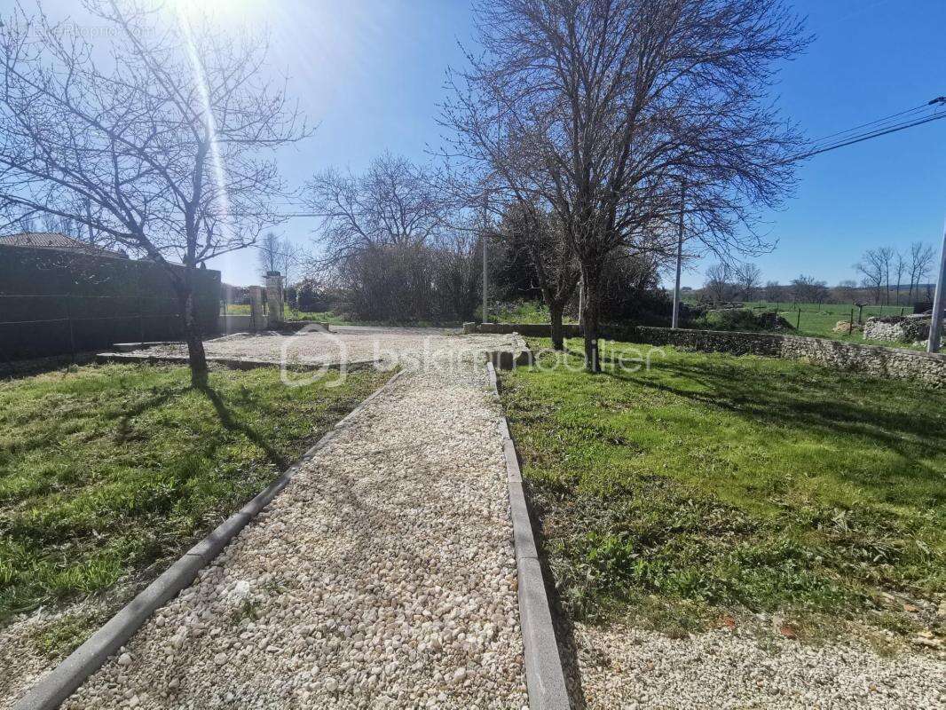 Maison à BARBEZIEUX-SAINT-HILAIRE