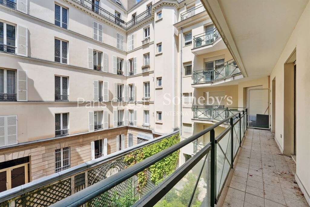 Appartement à PARIS-17E