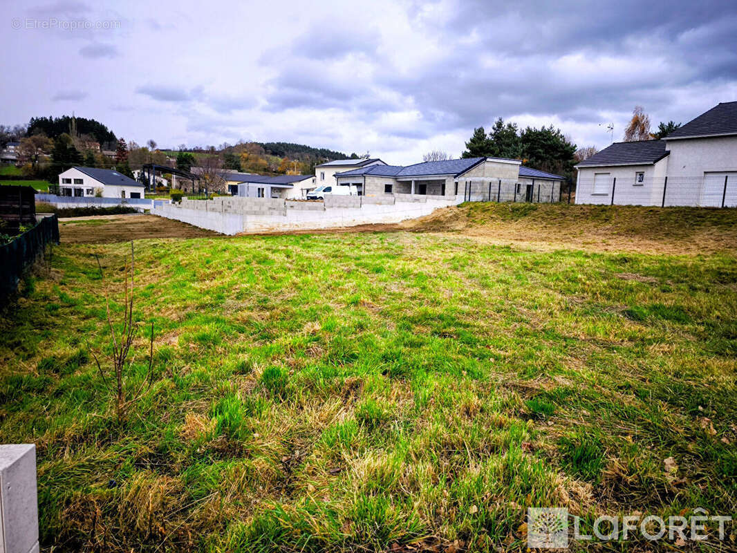 Terrain à SAINT-PIERRE-EYNAC