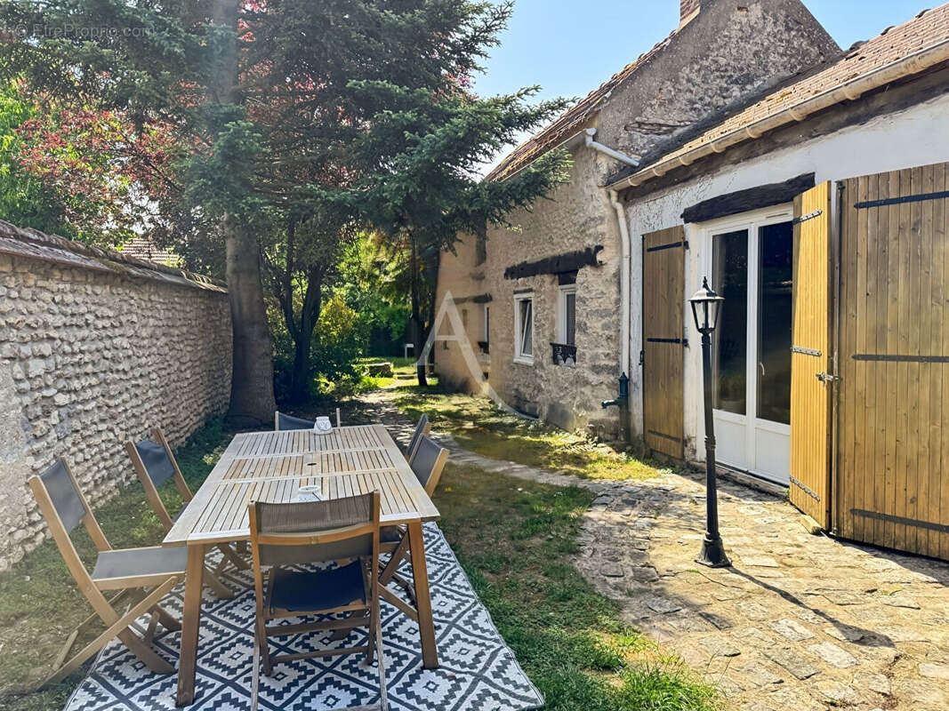 Maison en pierre renovée avec cave et jardin clos - photo 2