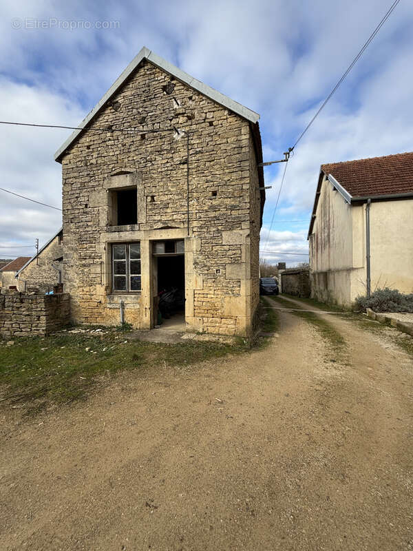 Maison à MONTLIOT-ET-COURCELLES