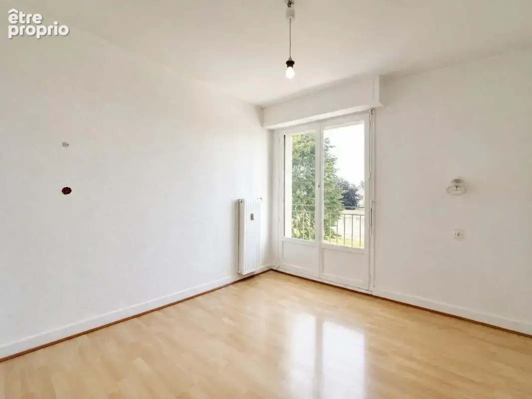 Appartement T5, 3 chambres, loggia, balcon, cave, stationnement aisé - photo 9