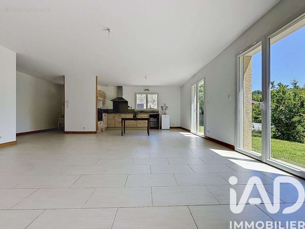 Maison 104 m² à La Clisse  - photo 8