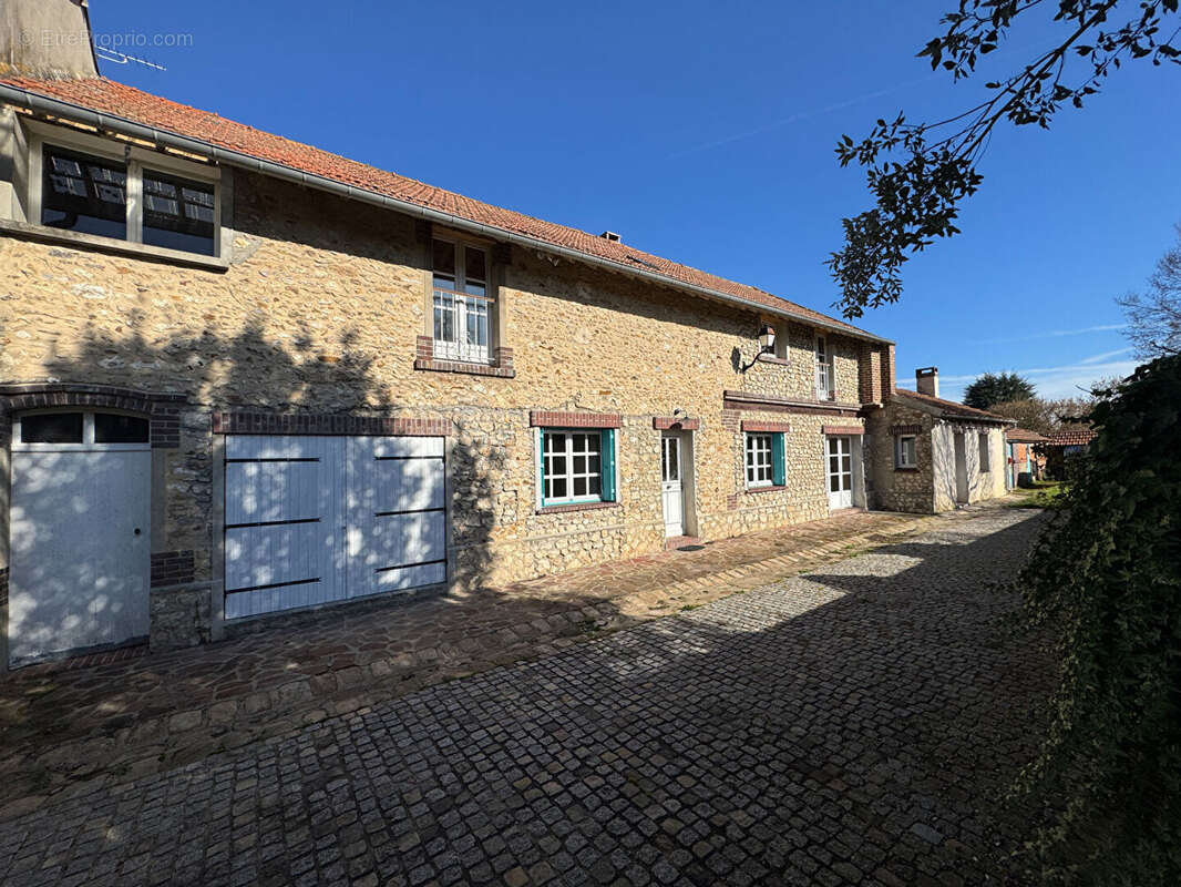 Ancien Corps de ferme du 19ème siècle rénové avec beau terrain centre de Garancières 7 pièces 210 m2 - photo 2