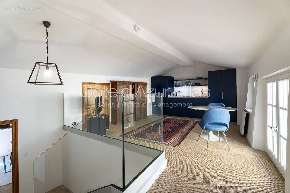 Maison à CHATEAUNEUF-GRASSE