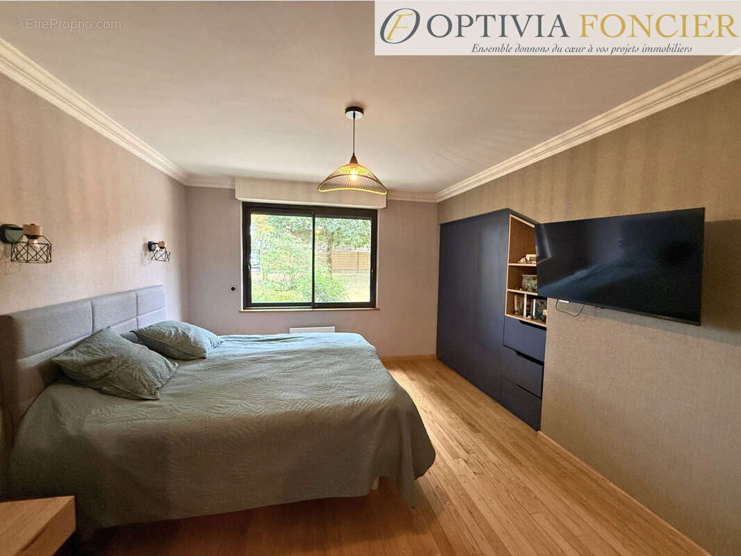 Propriété T7 395 m2 - 6 300 m2 de terrain - 5 garages - Piscine intérieure chauffée - photo 10