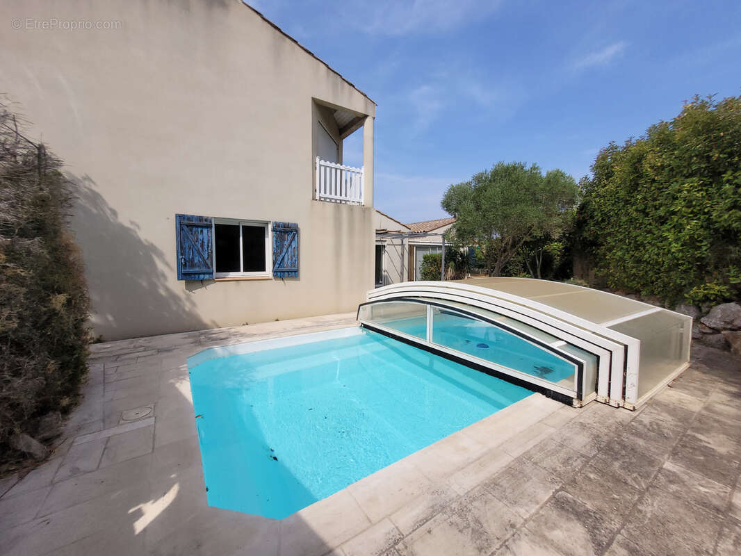  FLEURY Villa de type V d'une SH 152 m2 sur 3 faces sur un terrain de 619 m2 avec piscine. - photo 3